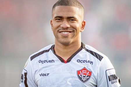 Grêmio paga multa para comprar Lucas Esteves do Vitória, mas Leão devolve o dinheiro; entenda