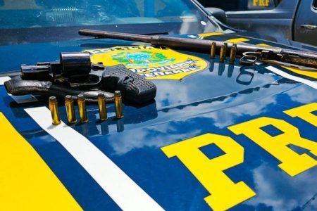 PRF prende dois homens com armas e munições em caminhonete sem emplacamento em Simões Filho