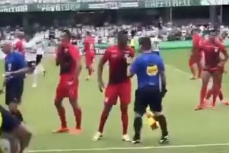 Zagueiro do Athletico Paranaense é vítima de racismo no jogo contra o Coritiba