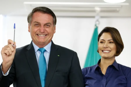 Bolsonaro cita Flávio e Michele como possíveis candidatos à presidência em 2026