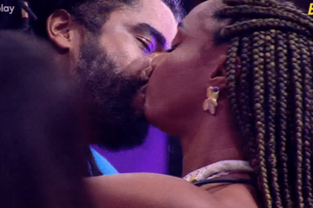 BBB 25: Aline e Diogo protagonizam beijão durante festa