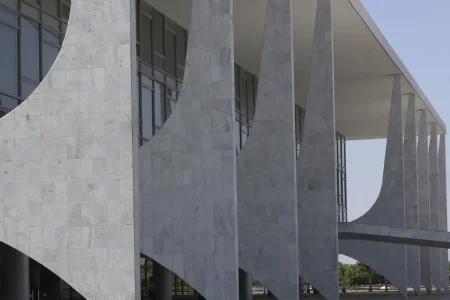 Lula sanciona com vetos renegociação das dívidas dos estados