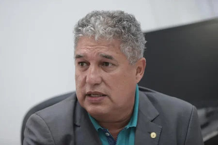 Rosemberg se reúne com o Governo para tratar sobre a eleição na Alba Rosemberg se reúne com o Governo para tratar sobre a eleição na Alba