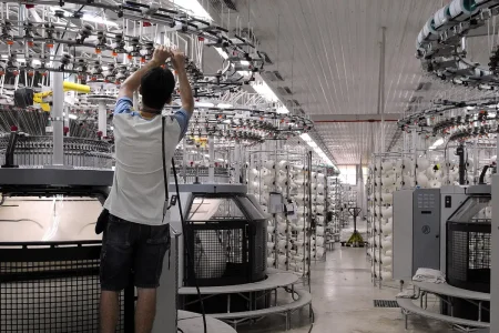 Confiança da indústria recua e mantém 21 meses de pessimismo