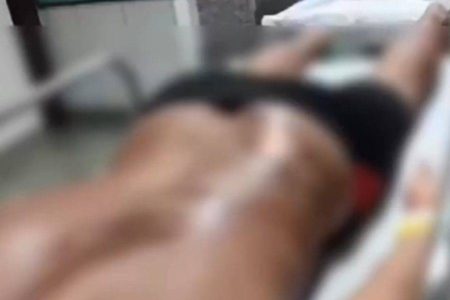 Mulher joga água quente no marido após achar mensagens comprometedoras no celular