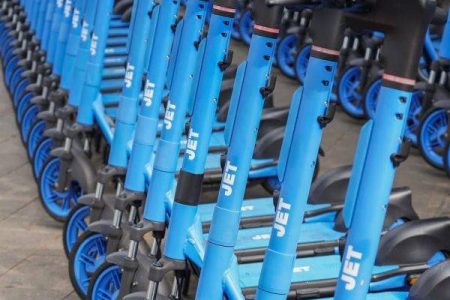 Salvador inicia operação experimental de patinetes elétricos; custo inicial é de R$ 1,99