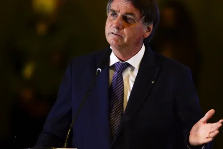 Citando possível fuga, Moraes nega devolver passaporte de Bolsonaro