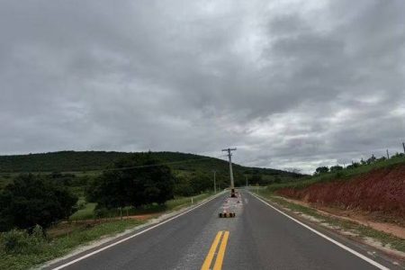 Poste fica no meio da rodovia após obra de ampliação de pista no sudoeste da Bahia