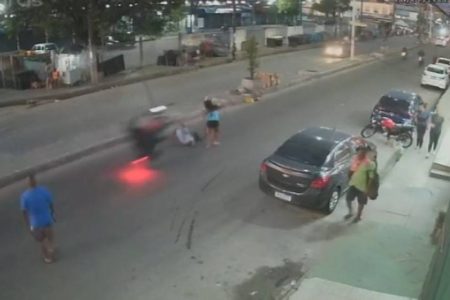 Mulher é atropelada por motociclista que empinava moto na Suburbana