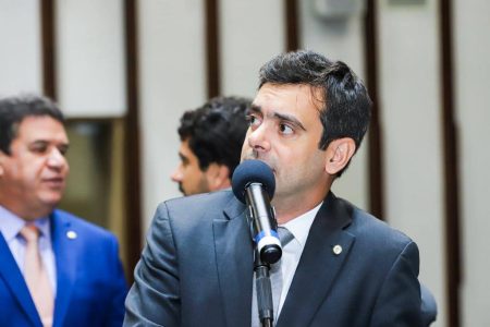 Líder da Oposição na AL-BA, Tiago Correia critica aumento de imposto: ‘Nem pode morrer em paz’
