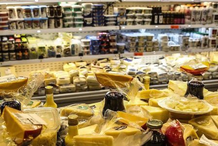 Maioria dos novos alimentos lançados no Brasil entre 2020 e 2024 é ultraprocessada, aponta relatório