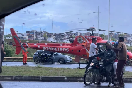 Helicóptero pousa no meio da Avenida Tancredo Neves para atender grave acidente