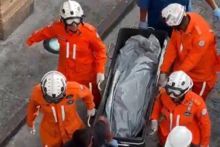 Corpo de turista é retirado de igreja que desabou em Salvador