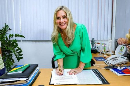 Ivana Bastos assume presidência da Alba após afastamento de Adolfo Menezes Ivana Bastos assume presidência da Alba após afastamento de Adolfo Menezes