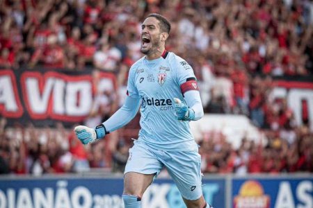 Bahia encaminha contratação de goleiro revelado pelo Vitória