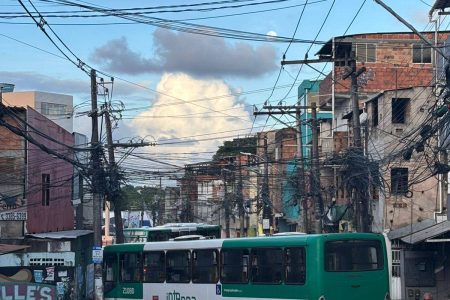 Ônibus voltam a circular em Tancredo Neves após morte de investigador em operação policial