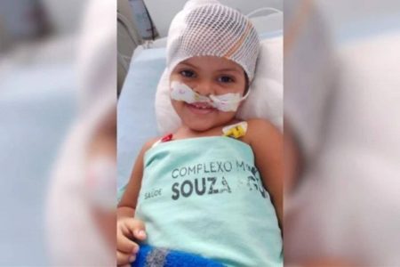 Menina de 2 anos baleada na cabeça acorda do coma induzido