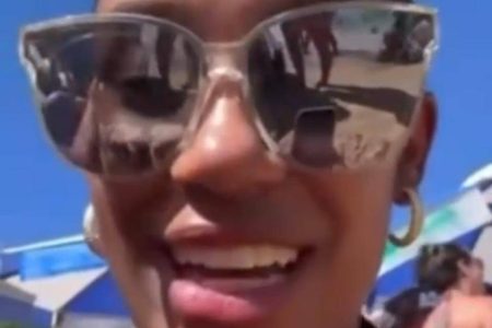 Nutricionista relata abuso de ambulante no Porto da Barra: “60 reais por cadeira e sombreiro é absurdo”