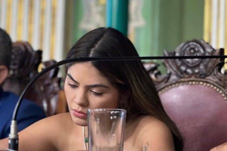 Marcelle Moraes critica decreto de Serrinha que autoriza abate de animais abandonados: ‘Medida cruel’