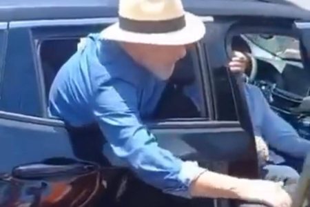Lula tem dedos prensados em carro após descuido de segurança na Bahia