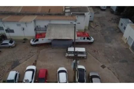 Homens ficam gravemente feridos após sofrerem descarga elétrica em obra