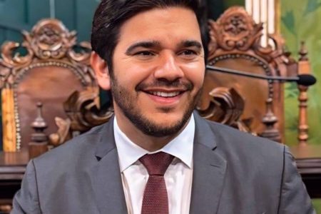 Daniel Alves cobra fiscalização contra venda casada de materiais escolares em Salvador