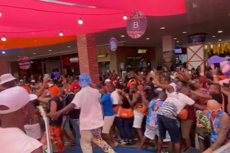 Foliões do bloco “As Muquiranas” fazem festa em praça de alimentação de shopping em Salvador