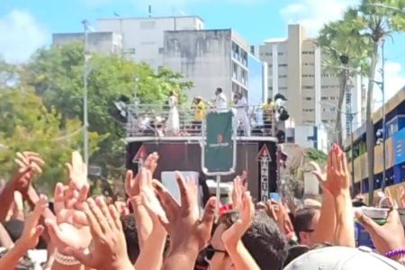 Saulo comanda a ‘Pipoca da Paz’ no segundo dia do Carnaval de Salvador