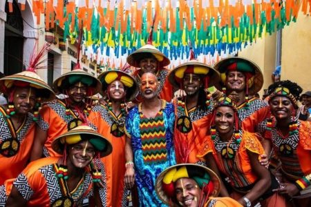 Olodum desfila no Circuito Batatinha com tema em homenagem a divindade iorubá