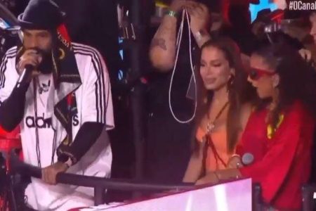Baiana System convida Anitta e Alice Carvalho no primeiro dia do carnaval de Salvador