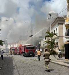 Bombeiros isolam entorno da Câmara Municipal de Salvador após incêndio