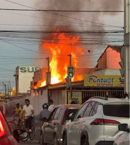 Vitória da Conquista: Fábrica de sofá pega fogo na Avenida Frei Benjamim