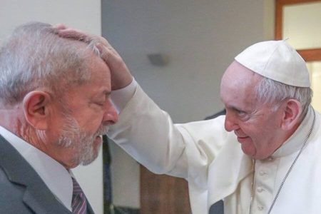 Lula desembarcou em Roma na tarde desta terça-feira (25) para participar do funeral do papa Francisco