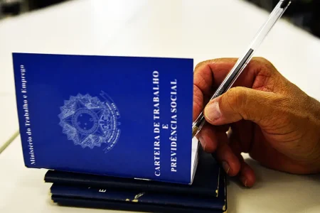 Servidores públicos ganham, em média, 71% mais que trabalhadores da iniciativa privada, aponta Censo 2022