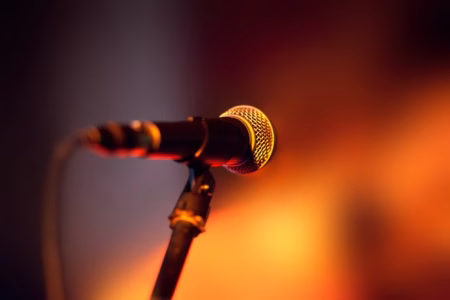 Cantora é estuprada por colega de banda enquanto dormia
