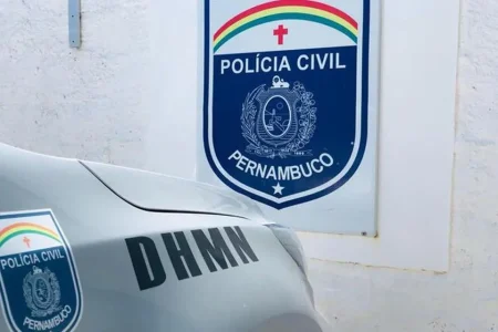 Irmão esfaqueia irmã gêmea após discussão por R$ 10