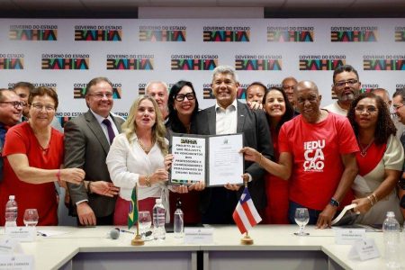 Governo da Bahia e APLB firmam acordo para reajuste salarial de professores