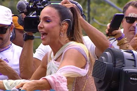 Ivete Sangalo desfila com Pipoca no Circuito Osmar e arrasta multidão