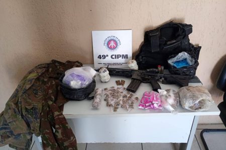 Fuzil, explosivos e drogas são apreendidos pela PM em São Cristóvão