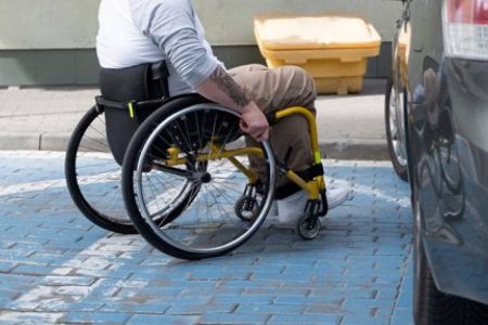 Multa para quem estacionar em vaga de pessoa com deficiência pode ficar até cinco vezes mais cara