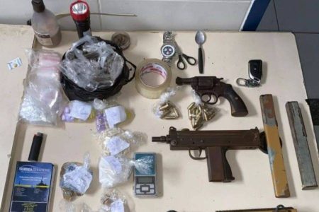 Troca de tiros em Cachoeira deixa três mortos e materiais apreendidos pela Polícia Militar