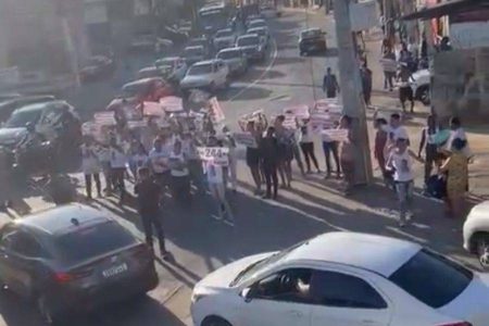 Familiares de jovem morto protestam na Avenida San Martin