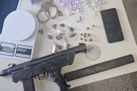 Polícia Militar prende suspeito e apreende armas e drogas em Salvador