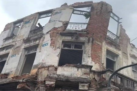 Casarão desaba no centro do Rio, deixa um morto e outro ferido