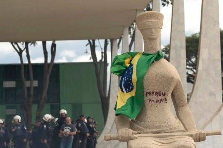 Moraes vota pela condenação de mulher que pichou estátua da Justiça com ‘Perdeu, mané’