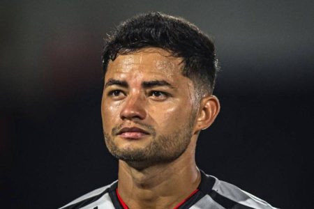 Vitória anuncia rescisão amigável com volante Val Soares