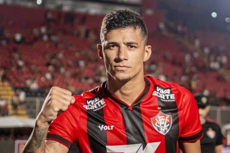 Vitória recusa propostas por Camutanga e mantém zagueiro no clube