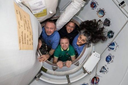 Astronautas que passaram nove meses no espaço iniciaram retorno à Terra