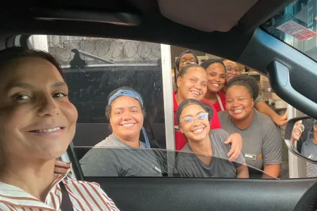 Ivete Sangalo surpreende atendentes ao passar no drive-thru do McDonald’s em Salvador