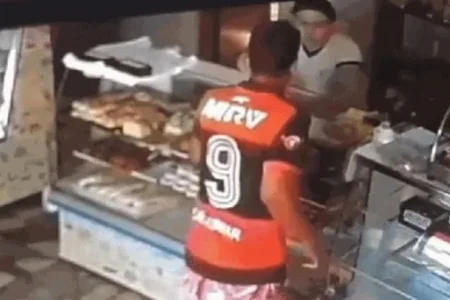 Atendente sofre queimadura grave após cliente jogar café quente em seu rosto
